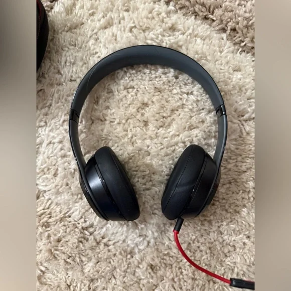 Beats by Dre Solo2 Wired Headphones - Picture 3 of 7